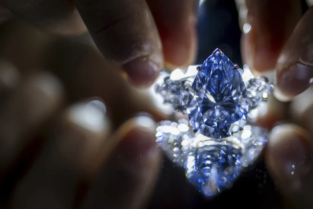 Săptămâna luxului de la Geneva: Un diamant albastru vândut cu peste 44 de milioane de dolari la licitație