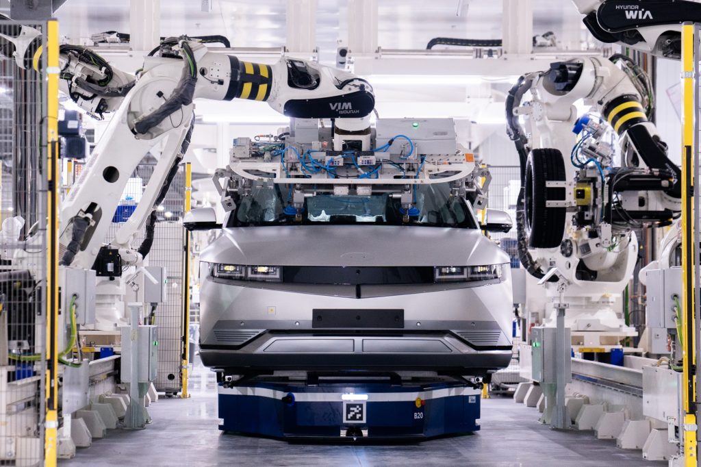 Hyundai dezvăluie fabrica în care oamenii și roboții lucrează cot la cot. Clădirea dispune de o pistă de 618 metri pe acoperiș