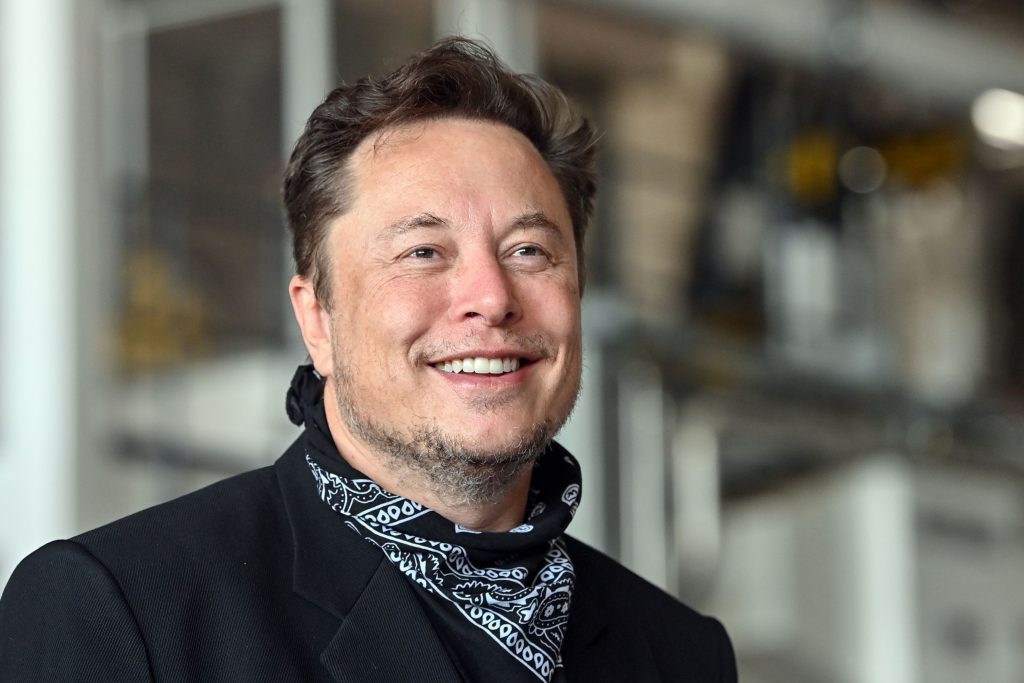 Elon Musk lansează un chatbot AI „cu umor”. „Din unele puncte de vedere este cel mai bun chatbot existent”, a scris miliardarul pe platforma X