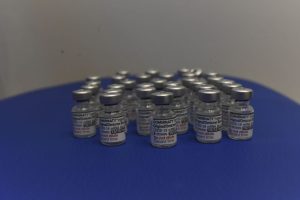 Dosarul de 27 de volume al DNA: „Au fost cumpărate doze de vaccin în cantități uriașe fără nicio explicație logică”. În total – 90,3 milioane de doze, la o populație eligibilă pentru vaccinare de 10,7 milioane. România a vrut să cumpere chiar mai mult vaccin: aproape 6 doze pentru fiecare dintre cei 18,9 milioane de români cu vârsta de peste 2 ani