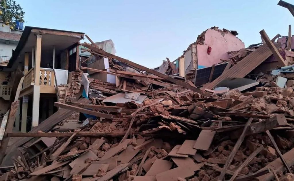 Un cutremur de 6,4 grade de scara Richter a lovit Nepalul. Peste 100 de persoane au murit
