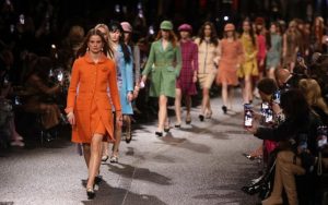 Chanel Metiers d’Art: Modelele transformă o stradă din Manchester în catwalk