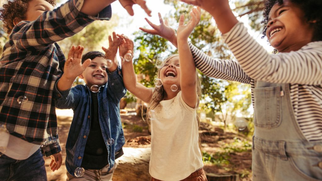 De ce nu este bine să le spunem copiilor că „pot face orice”? Sfaturile unui psihoterapeut pentru părinți