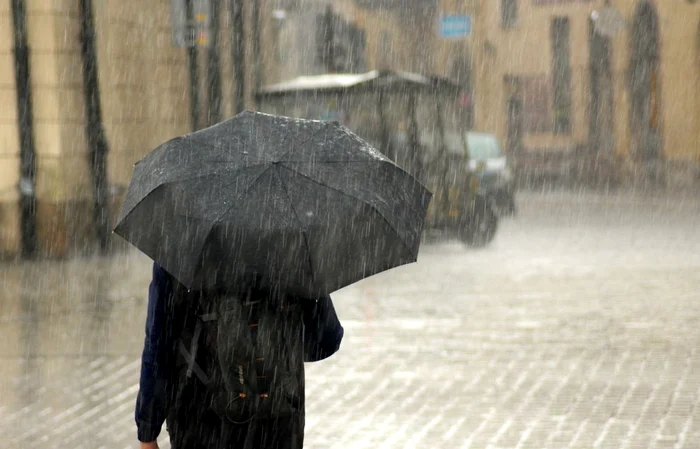 Vremea se răcește în București. Sunt anunțate ploi și ninsori, cu vânt, până vineri dimineață
