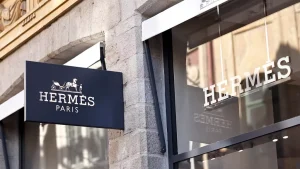Hermès lansează un plic din mătase, reutilizabil, de 125 de dolari