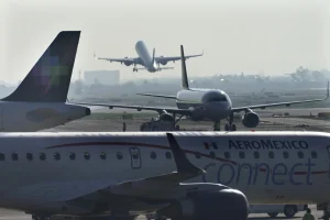 Un bărbat a deschis o ieșire de urgență și a stat pe aripa unui avion. Pasagerii îi susțin gestul