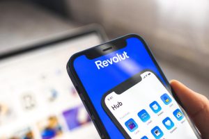 În ce investesc românii? Acţiunile Tesla şi Nordea Bank Abp sunt printre favorite, arată un studiu Revolut
