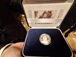 BNR a lansat în circuit o monedă din argint cu tema Constantin Brâncuşi. La ce preț este scoasă la vânzare