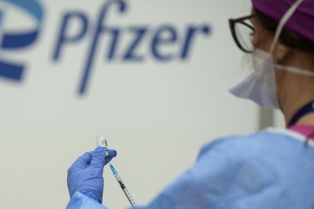 Pfizer dă în judecată România. Compania ne cere să cumpărăm 28 de milioane de doze de ser pe care le-am comandat