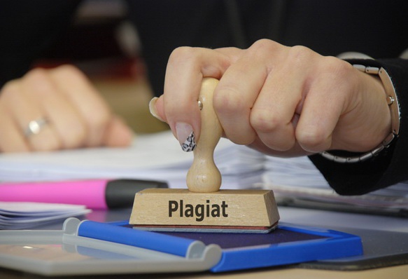 Profesorii care conduc doctorate scapă de orice răspundere în cazul plagiatelor. Doctoranzii rămân singurii responsabili
