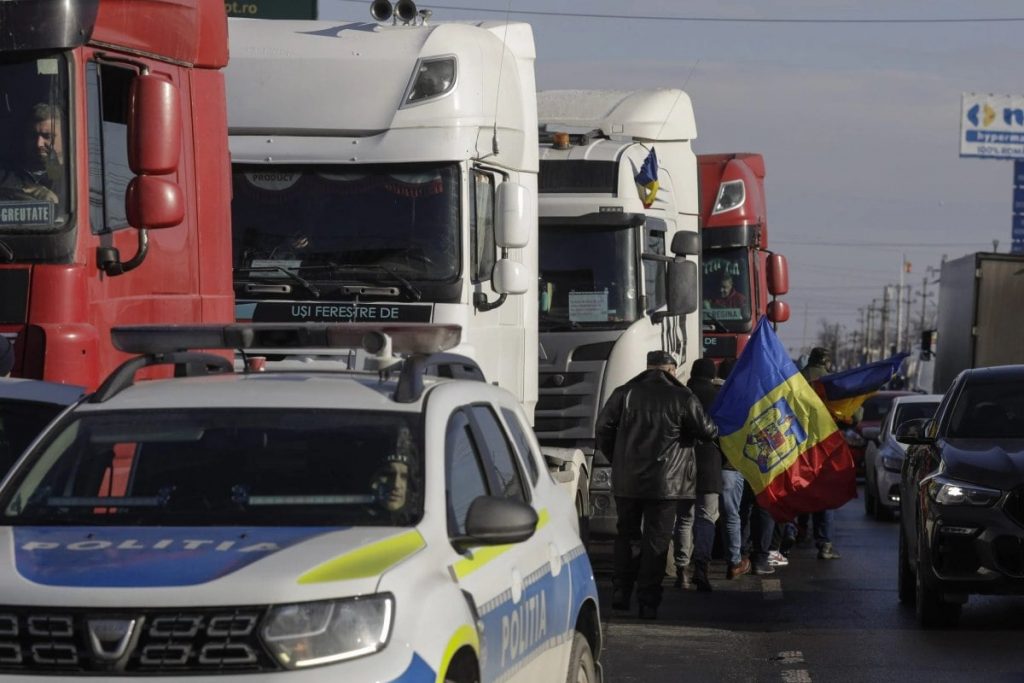Guvernul aprobă azi un set de măsuri pentru transportatori. Ce soluții au fost găsite pentru a-i mulțumi pe protestatari