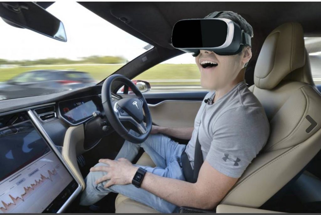 Videoclipurile virale cu șoferii Tesla care folosesc căști VR. SUA trage un semnal de alarmă