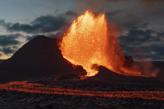 Vulcanul din Islanda erupe din nou. Este a şasea erupţie în peninsula Reykjanes din 2021 până acum