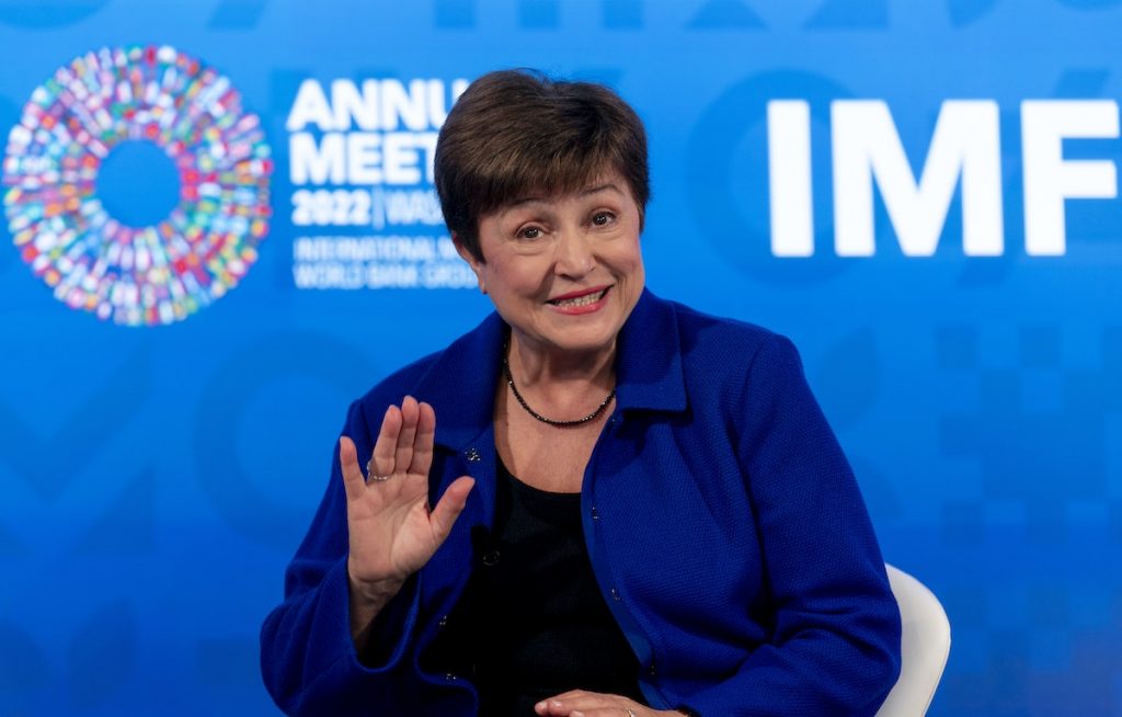 FMI recomandă o reformă a impozitului pe venit și introducerea unei taxe pe carbon. La ce să ne așteptăm?