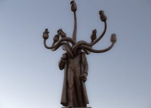 Statuia de la Iași a stârnit furia locuitorilor din oraș. Ce semnifică „Hidra” lui Costin Ioniță