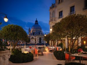 Unde îți duci partenera de Valentine’s Day? Cum arată topul celor mai romantice hoteluri