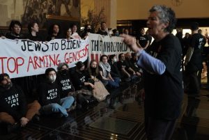 Hunter Schafer, starul din Euphoria este printre protestatarii arestați în timpul apariției lui Biden la „Late Night”