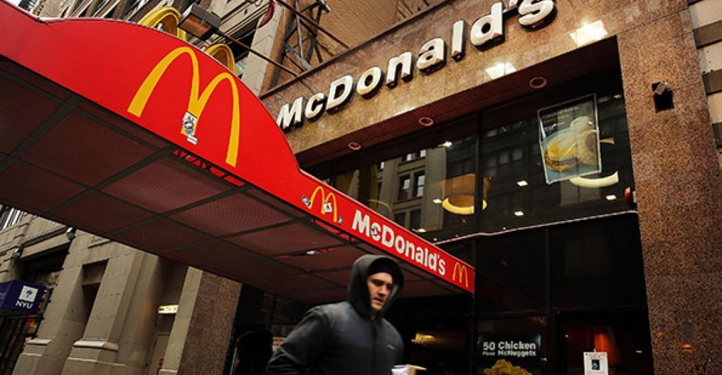 Un bărbat și-a sărbătorit a 100-a aniversare la McDonald’s. Zan White a mâncat aproape zilnic, timp de 36 de ani la fast food