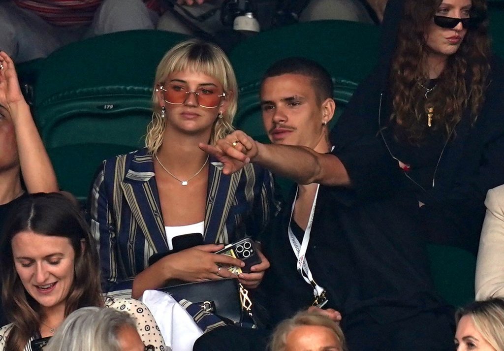 Romeo Beckham este din nou liber. Fotbalistul s-a despărțirea de iubita lui, Mia Regan, după o relație de 5 ani