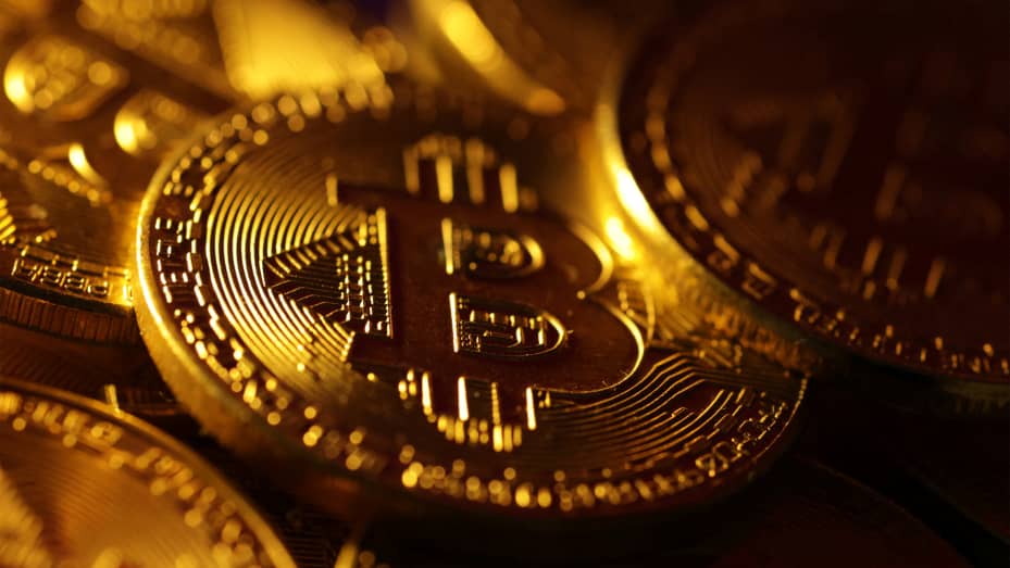 Bitcoin a atins vineri un nou record, trecând pentru prima dată de pragul de 70.000 de dolari