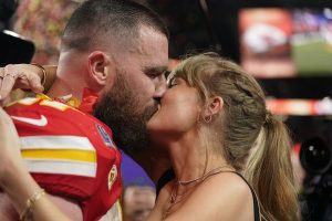 FOTO. Taylor Swift și Travis Kelce au fost surprinși în ipostaze romantice pe o insulă din Bahamas. Harbour Island, preferata vedetelor de peste oceane