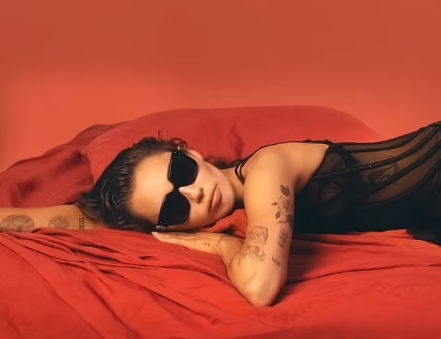 Miley Cyrus este noua imagine Dolce & Gabbana într-o campanie cu tema „dimineața de după”