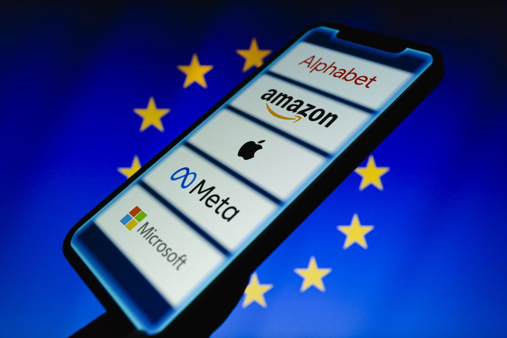 Comisia Europeană le cere marilor platforme online să eticheteze deepfake-urile generate de Inteligența Artificială