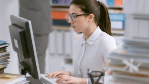 Premieră în România: Media salarială pentru femei a ajuns la 6.026 de lei, depăşind-o pe cea pentru bărbaţi