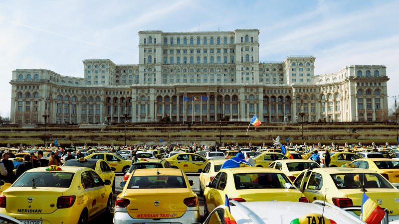 Taximetriștii protestează și miercuri în Piața Constituției