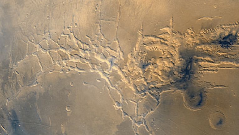 Un vulcan mai mare decât Muntele Everest a fost descoperit pe Marte. Gigantul se ridică la o înălțime de 9.022 metri