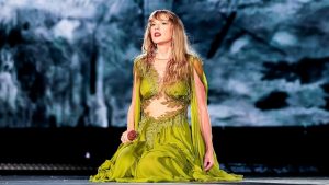 Taylor Swift a împărtășit cinci playlist-uri personalizate pentru Apple Music, inspirate de diferite etape ale durerii. Fiecare este însoțit de un mesaj din partea artistei