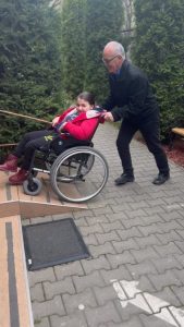 Elevatorul Speranței: O tânără cu dizabilități redescoperă lumea datorită inițiativei Caiac SMile