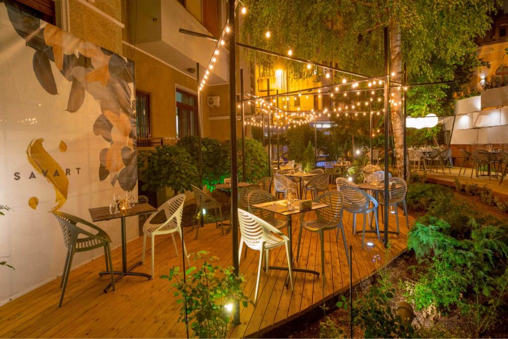 Unde mănânci azi? La Savart poți servi un lava cake în casa copiilor Ceaușescu