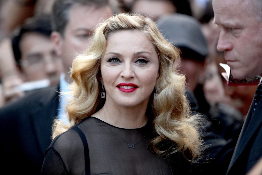 Madonna este dată în judecată de doi fani pentru că a apărut la concert cu două ore întârziere. Ei o acuză de „practici comerciale înşelătoare”