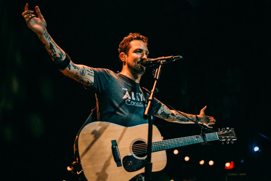 Frank Turner a bătut recordul mondial pentru cele mai multe concerte susținute în mai multe orașe în decurs de 24 de ore