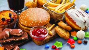 Creșterea consumului de alimente ultra-procesate ridică îngrijorări majore pentru sănătatea publică. Cum evită industria alimentară reglementările