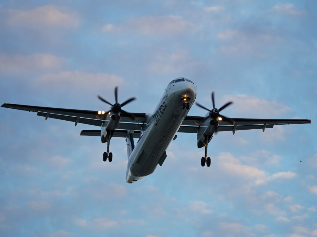 Prețurile biletelor de avion au explodat în ultima perioadă. Consiliul Concurenței începe o anchetă pentru a vedea dacă sunt justificate scumpirile