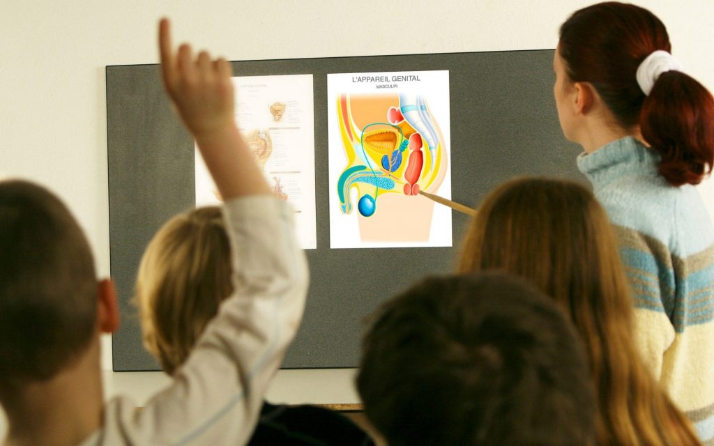 Școlile din Marea Britanie nu mai predau educație sexuală copiilor sub 9 ani. Profesorii nu mai au voie să vorbească despre identitatea de gen