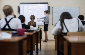 11% dintre români consideră că educația este una dintre cele mai importante probleme ale României. 42% dintre elevii români sunt analfabeți funcțional