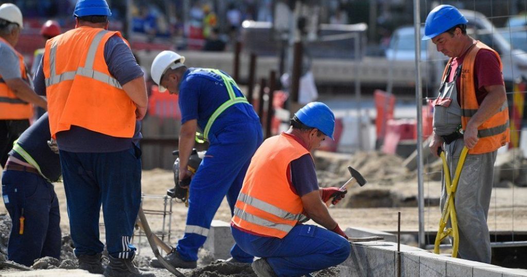 Până la jumătate dintre muncitorii din ţări din afara UE ar putea pleca din România în căutarea unor salarii mai bune