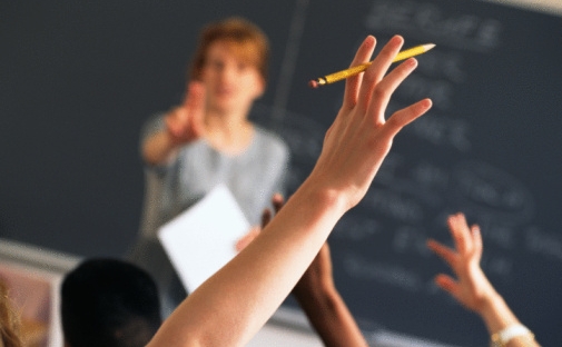 Guvernul britanic vrea profesori de fizică și de limbi străine din România. Bursele pot ajunge până la 35.000 de euro