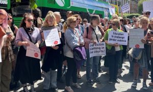 Mii de persoane protestează în toată Irlanda după ce un soldat care a atacat o femeie nu a fost tras la răspundere