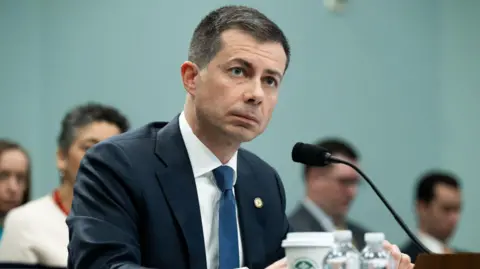 Getty Images Pete Buttigieg stă în fața microfonului