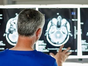 Un nou instrument cu Inteligență Artificială poate prezice dacă persoanele cu risc sunt susceptibile de a avea boala Alzheimer în viitor