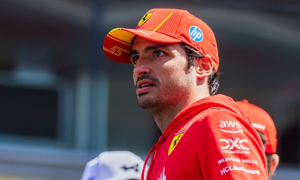 Carlos Sainz se va despărți de Ferrari la finalul acestui sezon. Lewis Hamilton îi va lua locul