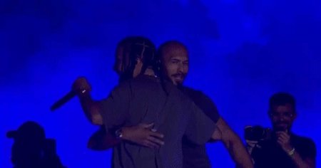 VIDEO. Huiduieli la Beach Please. French Montana l-a adus pe scenă pe Andrew Tate, trimis în judecată pentru viol și trafic de persoane