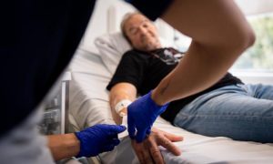 Medicii au început testarea pe pacienți a primului vaccin din lume împotriva cancerului pulmonar. Janusz Racz este prima persoană vaccinată