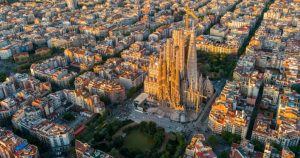 Barcelona ia măsuri pentru a reduce supraturismul. Primarul orașului anunță că vrea să interzică Airbnb-urile până în 2028