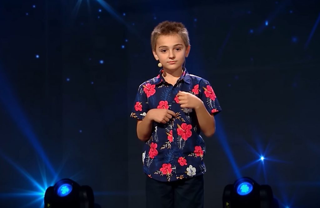 Povestea lui Karlos Tănăsucă, băiatul de 10 ani din Iași care uimește întreaga țară cu abilitățile sale matematice extraordinare