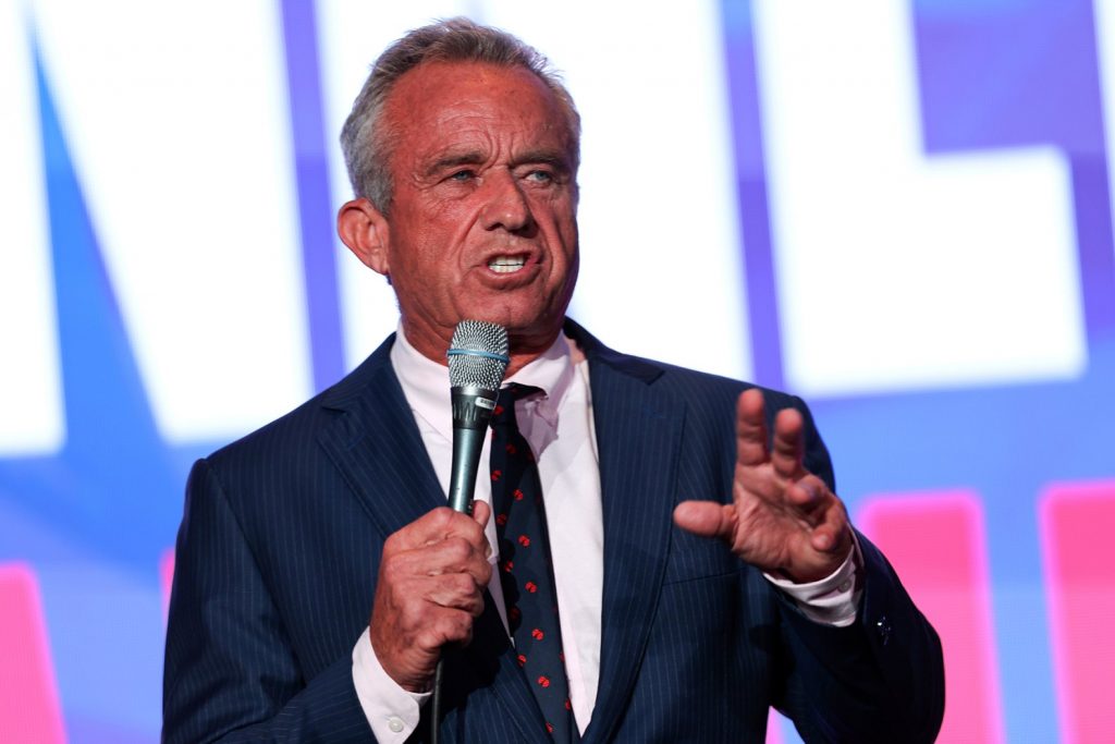 Retragerea lui Robert F. Kennedy Jr. din cursa prezidențială alimentează speculațiile privind susținerea lui Trump